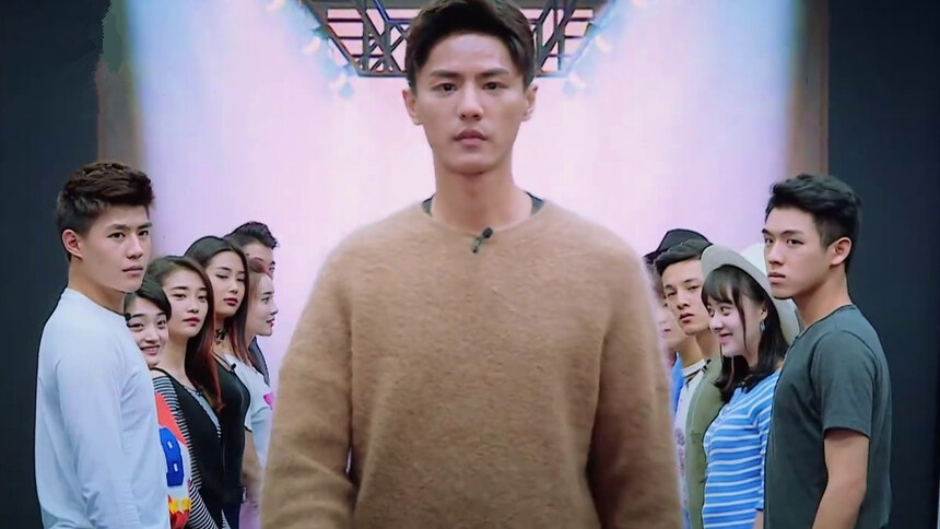 《一年级·毕业季》20161203期片段02:"时尚"t台秀惊呆路人 长腿男神