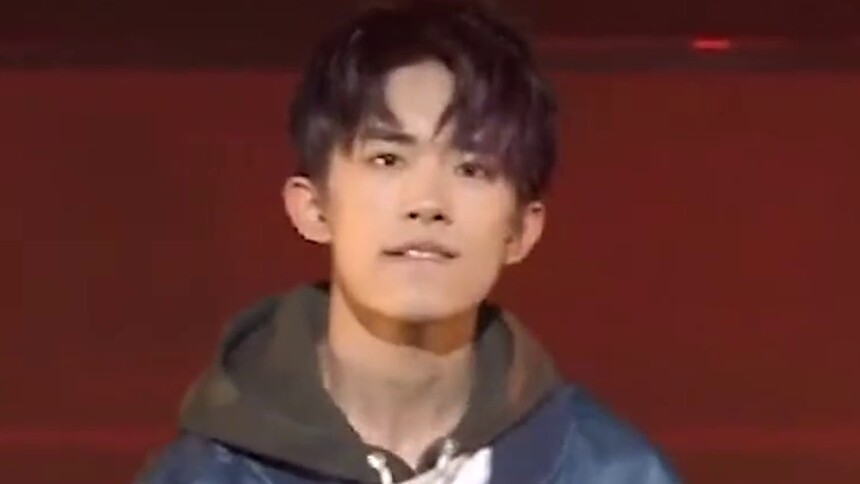 易烊千玺舞蹈秀,穿着短裤,舞姿超野性! - 芒果T