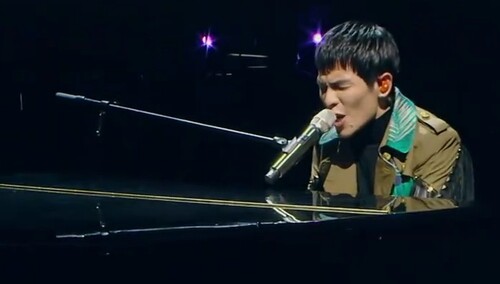 长发金属,让我想到了铁心乐队的chris risola,那段solo很好听,我爱