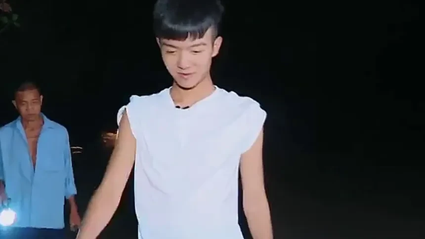 《2017变形计》青春账单02期:吴越携镰刀夜出急坏爷爷