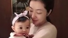 辣妈熊黛林怀抱女儿满眼爱意