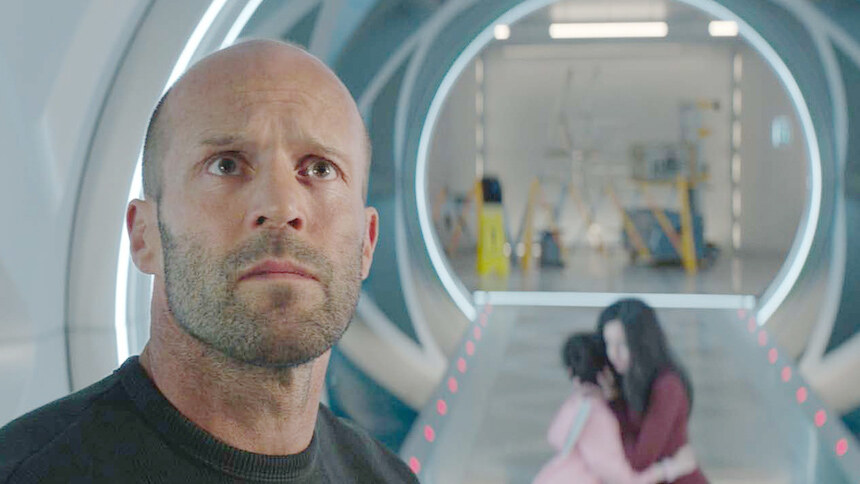 《巨齿鲨》片段:巨齿鲨逃出深海攻击研究站吓坏小梅英-电影-高清视频