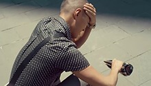 是谁？天落高跟鞋 赵炳锐被砸