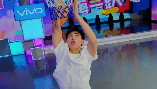 宋威龙陈飞宇pk球技,这颜值就够小迷妹们舔屏了-综艺-热门节目大全