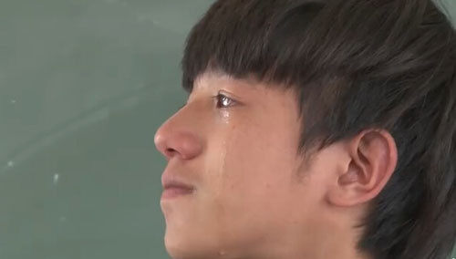 叛逆少年高泽文倾吐内心蒙脸大哭