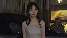 谭松韵一袭水雾蓝开衩长裙出镜