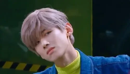 白敬亭身穿牛仔套装搭荧光绿针织衫,冷棕发色与浅灰美瞳,时髦潮范儿