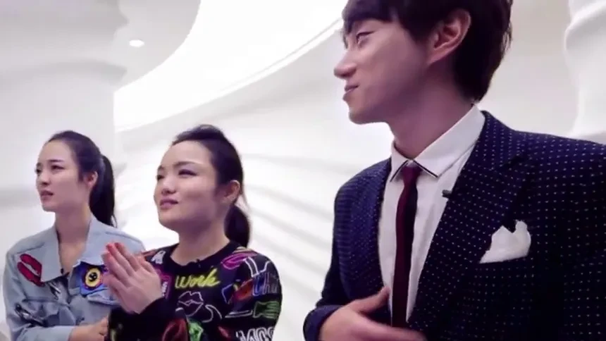 黄致列力保徐佳莹 "摸头杀"撩妹撩出新高度