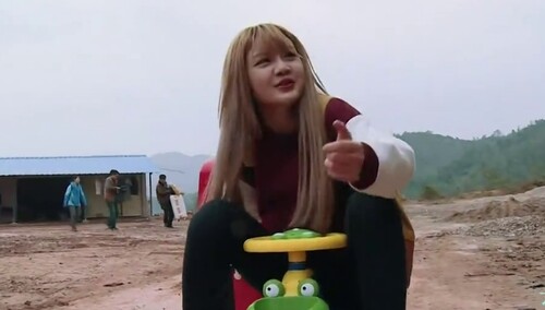 变形计 第十一季20150405:韩安冉驾童车上演"鬼子进村" - 高清视频