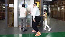 乘坐升降直梯要注意哪些事项？