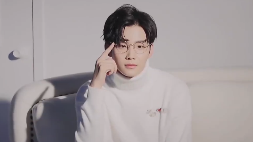 周小花的偶练历险记白色毛衣金丝眼镜周彦辰本色出演段霄吧