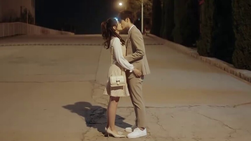 医警cp名场面来啦许哲林沐晴路边拥吻