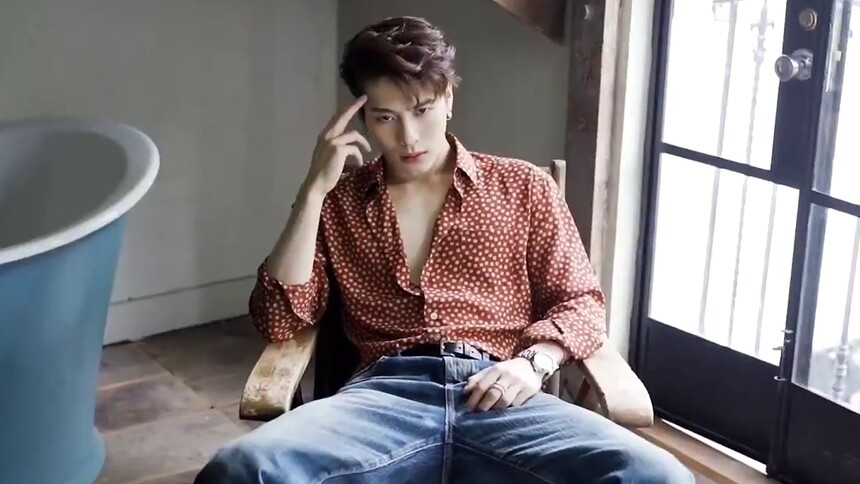 王嘉尔又在散发魅力啦解锁侧背发型秒变港风圈最靓的仔