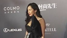 杨幂：印花裙摆加大蝴蝶结装饰