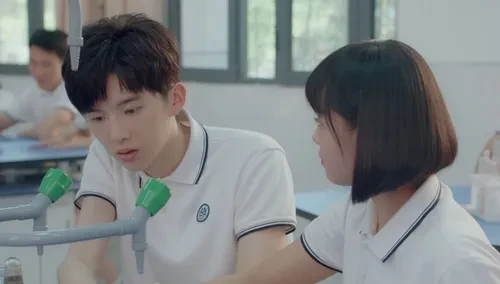 化学课林星辰烫伤 陆一白紧张上心好温柔-电视剧-高清视频在线观看