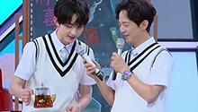 养生玩家郭俊辰带着茶壶走来了