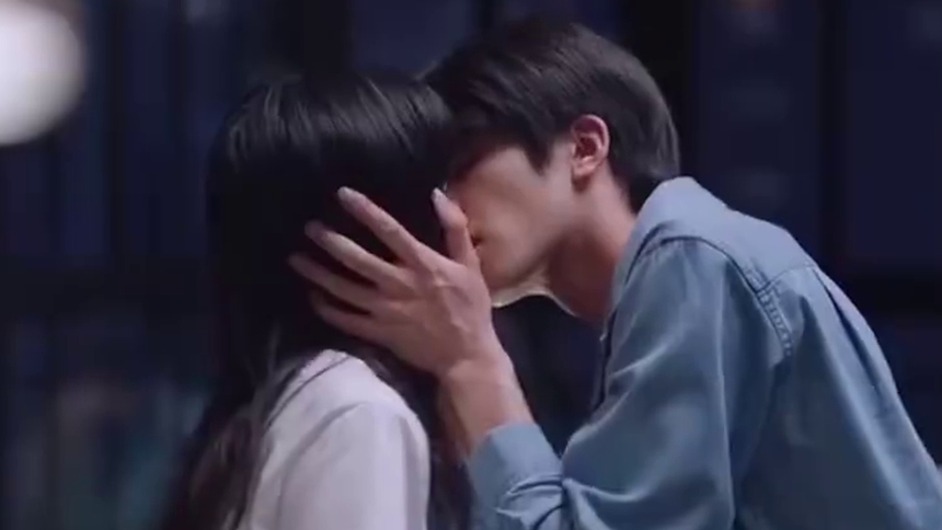 凌霄李尖尖的捧脸吻完整版