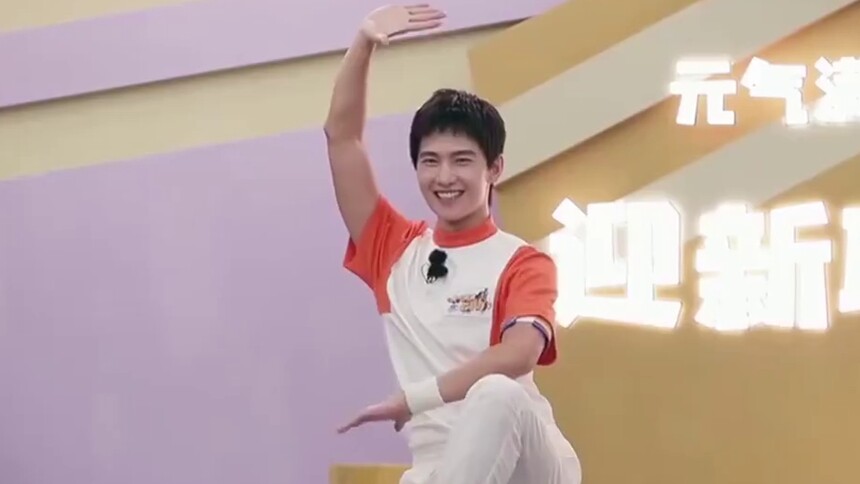 杨洋表演才艺展示超高柔韧度不愧是军艺舞蹈第一