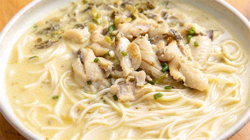 【美食台】雪菜黄鱼面 乳白的汤汁,筋道的面条,鲜美的鱼肉,管够!