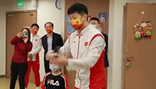 马龙亲手教澳门小学生打乒乓球