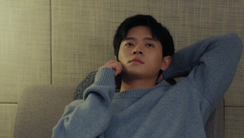 芒果出品简介:实习生宋乔欣偶然发现空降总裁白敬宇有着哈士奇的特性