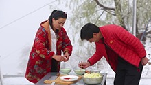 在高山雪地里做饭别有一番滋味