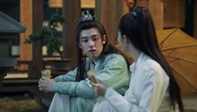 白玉贴心为无瑕撑伞，雨中一起吃煎饼