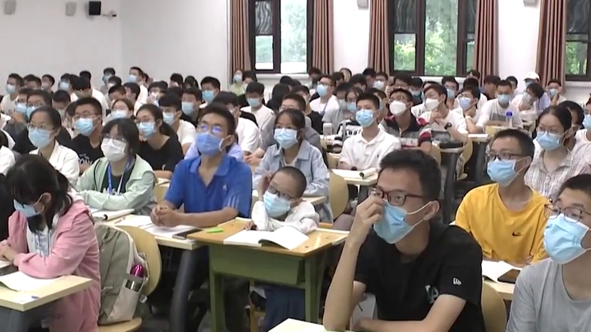 遇见你北航新生邢益凡有梦想就能翱翔罕见病大一新生靠轮椅和特殊座椅