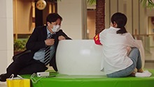 张克告诉谭静他公司有一批充气床垫可以免费给大家使用
