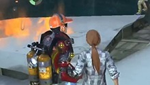 求你们别带人质跳火海了