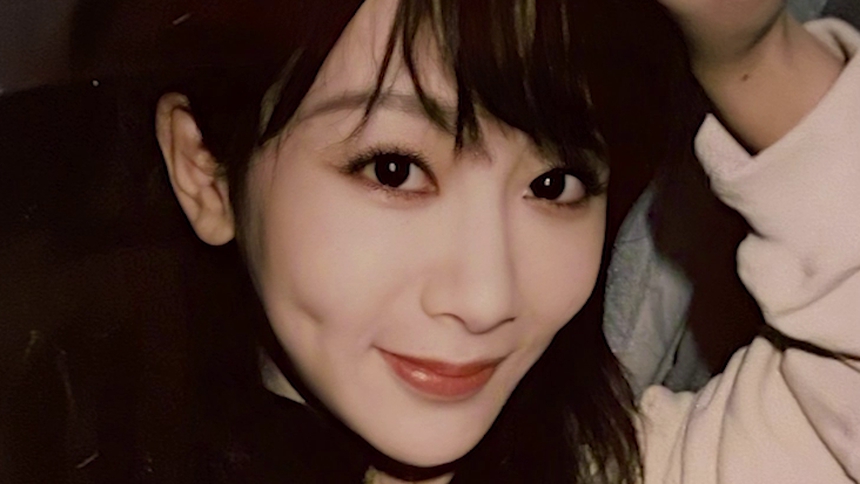 杨紫晒横店下班生活 九宫格自拍俏皮又可爱