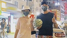 孙俪晒与邓超逛夜市合照