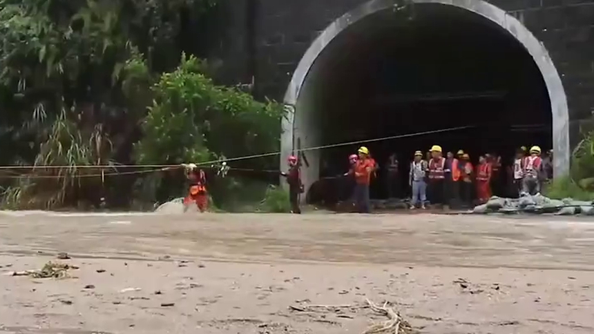 广西钟山：60人被洪水围困隧道口 消防紧急救援疏散
