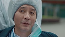 明德江坐轮椅来给工人解释卖地的事