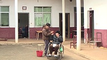 清华大学毕业的老人 落叶归根反遭弃
