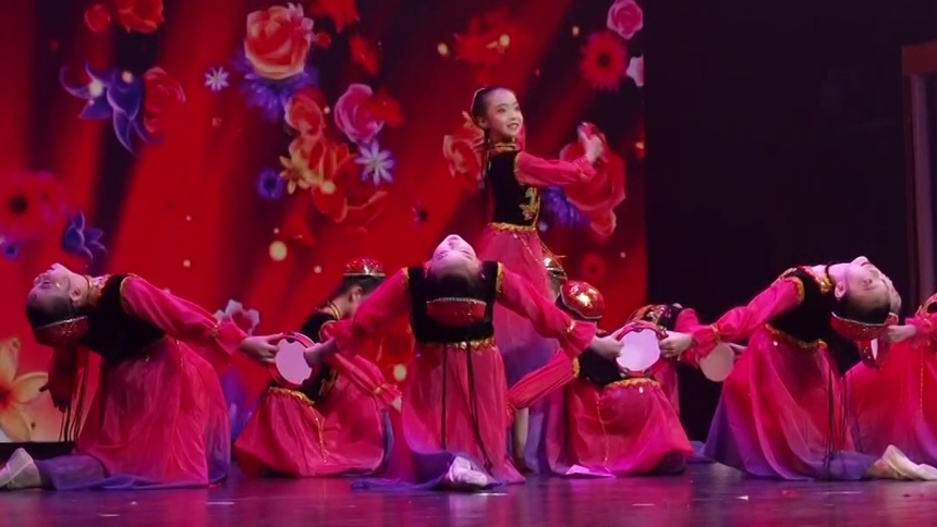 萌娃表演《石榴花开》