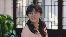 轻摇苏扇，开合之间情意流淌