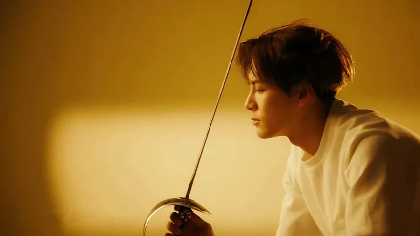 王嘉尔分享击剑视频 身姿矫健展现运动魅力