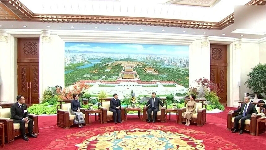 习近平会见泰国国王哇集拉隆功