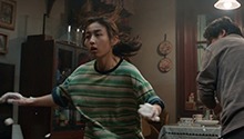 张子枫王景春父女齐上阵捉小狗