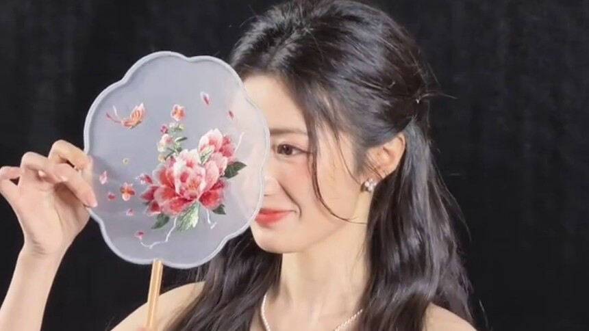 黄羿扇面轻掩，俏皮上线