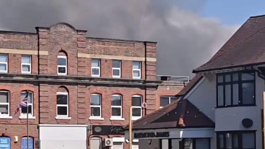 英国伦敦戈尔德斯格林地区一犹太超市发生火灾