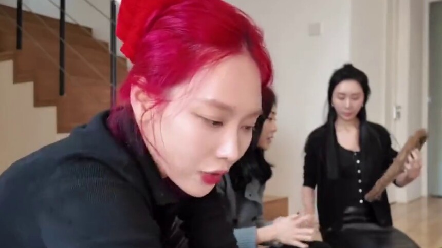 霏常玩美 241222期：今天是一个手艺人Vlog，跟闺蜜一起手作圣诞花