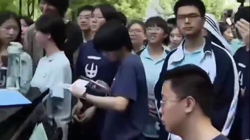 合唱《海阔天空》 把美好期许写满气球 高三学子从容迎战高考