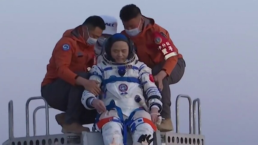 神舟二十二号载人飞船返回舱成功着陆 神舟二十一号航天员乘组状态良好
