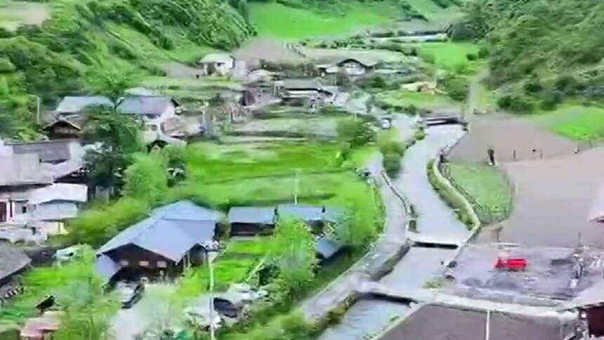 在四川黄龙乡三舍驿村，三舍驿村近年来发展乡村旅游，村民增收，真正实现生态优、乡村旺、百姓富。