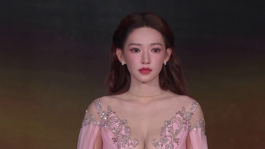 程潇粉红长裙亮相微博电影之夜