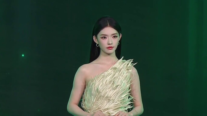 “美人鱼”林允亮相微博电影之夜