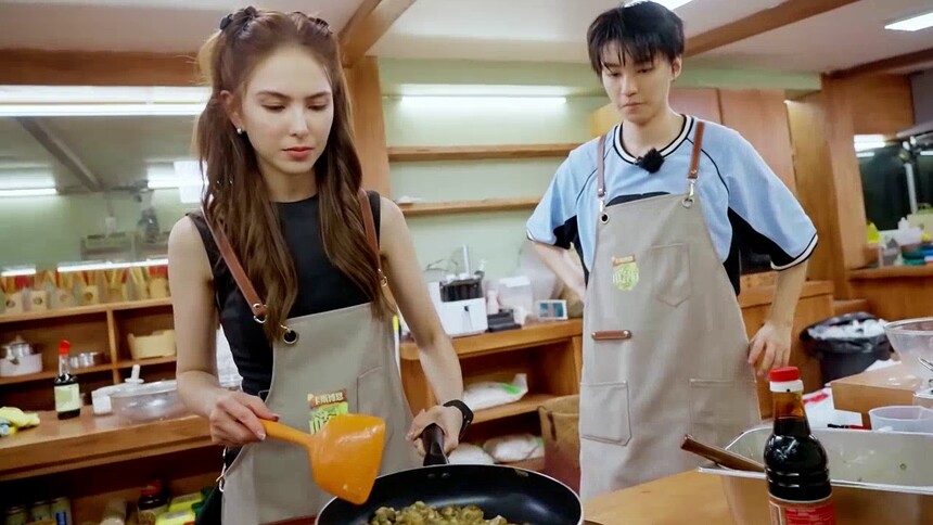 《中餐厅·南洋拾光季》隐藏菜单：昆凌姜妍靳梦佳张雅琪各司其职