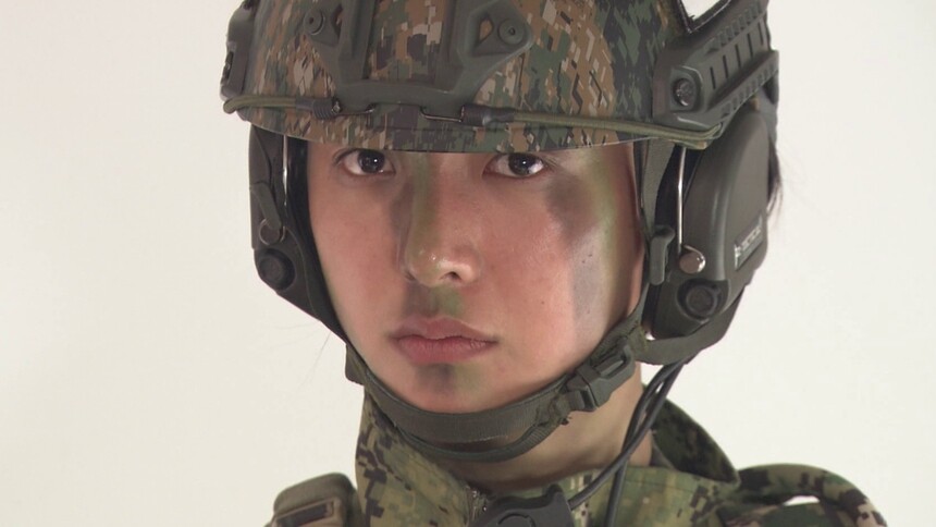 大爷帮女兵们脱困
